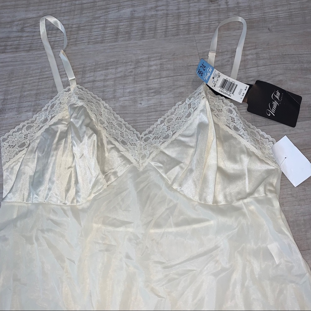 VINTAGE WHITE LACEY LINGERIE SLIP FROM VANITY FAIR
